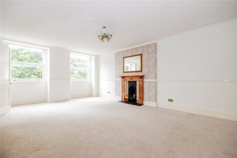 This fabulous and spacious flat is set in the heart of sought-after Clifton Village, ideally placed for its boutique shops, cafes and iconic landmarks. Decorated throughout in neutral tones, the prope