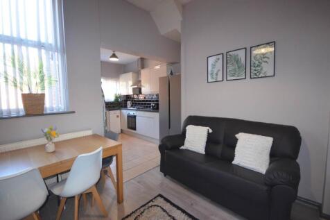 Lounge view to kitch