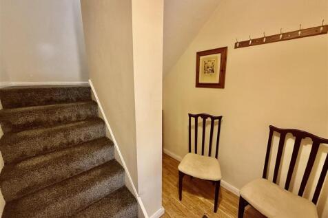 ENTRANCE/STAIRWAY