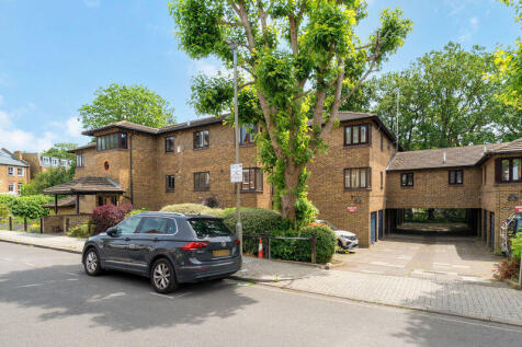 Located on the edge of the sought-after Heaver Estate, this charming two-bedroom lower ground floor apartment enjoys an enviable position directly beside the vast open spaces of Tooting Bec Common. Of