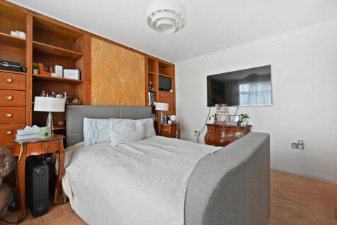 2 bedroom ground floor with private garden and dr
