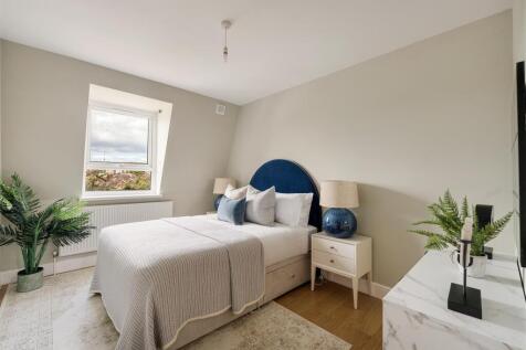 Eastwood Close, E18