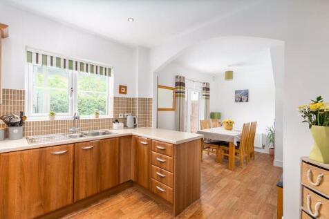 4 bed, 2 bath Detached in Leeds - Photo 6