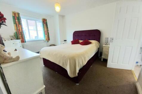 2 Maine Close Mas Bed.jpg