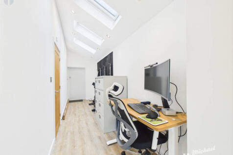 CAM03218G0-PR0684-STILL002-thumbnail-h750-70