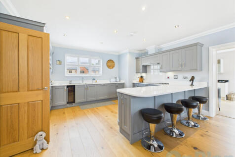 CAM04024G0-PR0028-STILL009