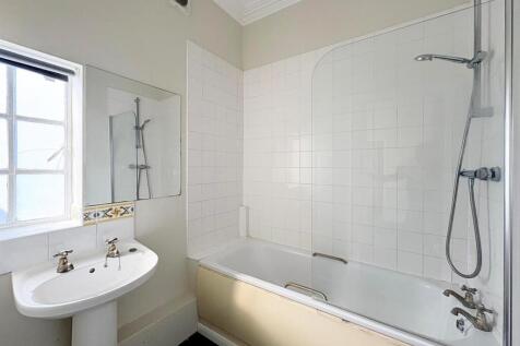 Flat 2, Bathroom.jpeg