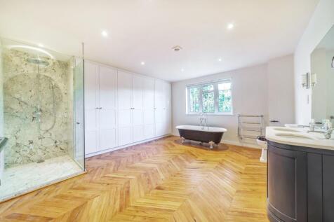 En Suite Main Bed...