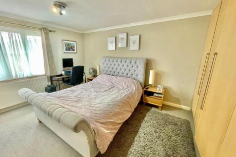 12 Greville Close Bed 1.jpg