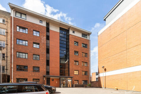 A well presented apartment located in the Jewellery Quarter boasting secure intercom entry, entrance hallway, open plan living/dining space, separate kitchen, 2 bedrooms with master en suite and addit