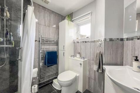 EN-SUITE SHOWER ROOM