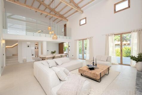 Modern luxury home with pool in a prime location in Puerto Pollensa