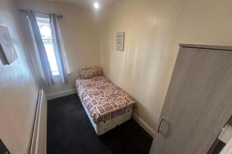 This property is close to ALDI, LIDL, STRATFORD ROAD SHOPPING PARADE, GP surgeries, pharmacies, and frequent bus routes, with excellent links to Birmingham City Centre. Ideal for convenient supported