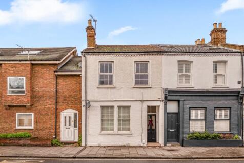 A spacious & bright one bedroom flat on the first floor of this period building in the heart of Kew, moments to Kew Gardens & North Sheen station. EPC rating D