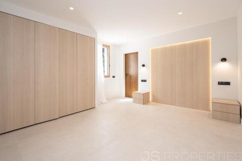 Modern luxury home with pool in a prime location in Puerto Pollensa