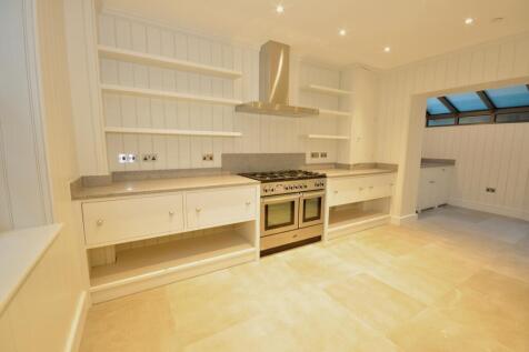A stunning 3 bedroom Huguenot House in the heart of Spitalfields. Recently refurbished throughout to a high specification with three equal sized double bedrooms, three ensuite bathrooms and a large de