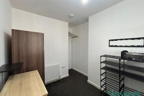 Grovewell are pleased to offer this furnished room to let in a well-maintained HMO on Grimshaw Lane, Newton Heath, with use of a shared kitchen, two bathrooms and a communal lounge. Ideally located cl