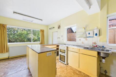 CAM02386G0-PR0142-STILL022