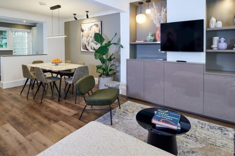 Luxury Three-Bedroom City Cottage in Knightsbridge Experience five-star hotel living with the charm of village life in the heart of Knightsbridge. Available for a minimum stay of 90 nights, this beaut