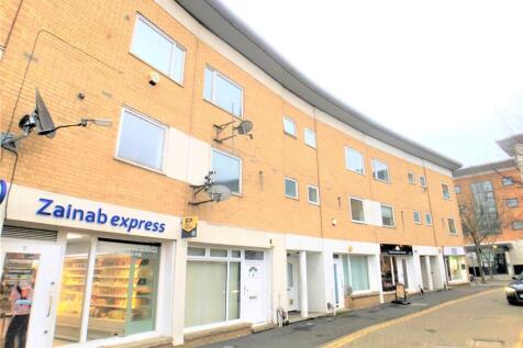 Available to move into Now is this three double bedroom, two bathroom split level apartment. The property benefits from gas central heating, loft access for storage, double glazing, guest toilet, loun