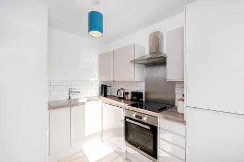 A fantastic studio with separate kitchen offered in excellent condition.