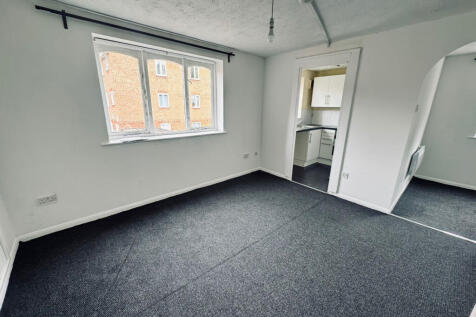 1 bed studio to rent Plumtree Close, Dagenham RM1