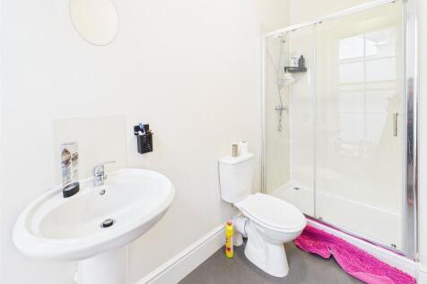 Flat 1 Living Shower