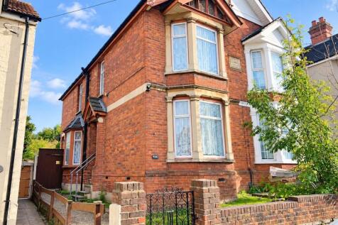 4 bed semi-detached house for rent in Desborough Avenue, Hp11