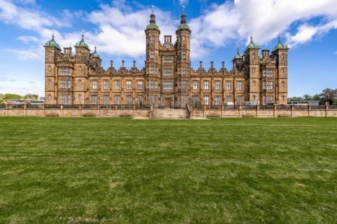Stunning, fully furnished, 2 bedroom apartment in the stylish Playfair development at Donaldson Drive, Edinburgh. Set inside the traditional school building on the north east side, the property has it