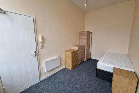 AVAILABLE NOW HMO Well situated for access to City centre via the Metrolink One bedroom available consisting of a spacious bedroom, walk in shower in bathroom and communal kitchen. ALL BILLS INCLUDED