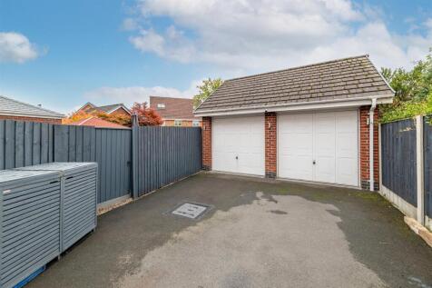 Double Garage/Driveway