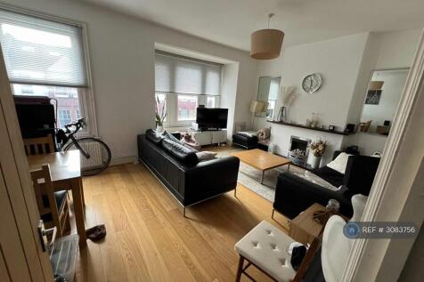 4 Bedroom Flat in SW18 3QR