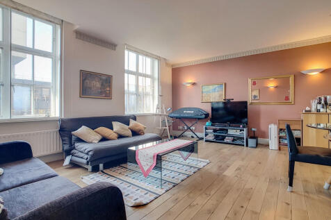 Located in the heart of Bloomsbury, this gorgeous two bedroom apartment is presented to a very high standard throughout, comprising: Large reception with original sash windows, separate fully equipped