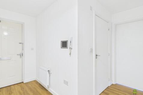 CAM03779G0-PR0422-STILL011