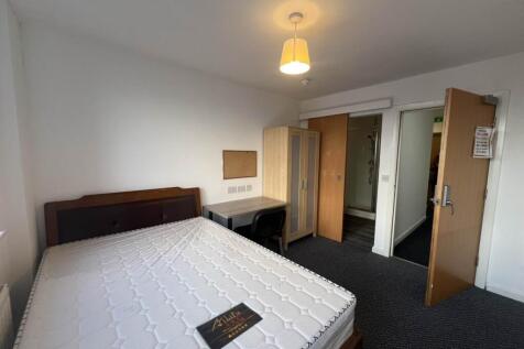 Newly Refurbished Student Accommodation/Rooms to let. Available just 2 weeks after a successful application, these stunning, freshly updated rooms are designed with your comfort and convenience in min