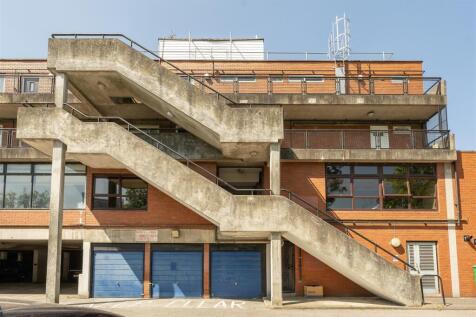 High Road, E18
