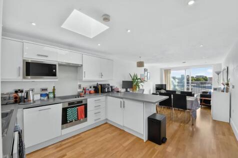 A beautifully presented two-bedroom, two-bathroom apartment set within a sought-after modern development on the border of Oval and Camberwell. This bright and contemporary home features a spacious ope