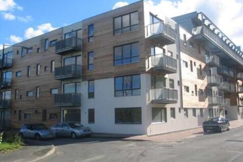 A spacious one bedroom second floor apartment with balcony, located in a popular courtyard development within walking distance to Piccadilly Train station and the numerous amenities offered in the vib