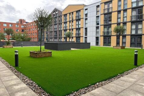 We are pleased to bring to the market this one double bedroom apartment located in the Arden Gate development which is situated just a 10 minute walk from Birmimgham city centre.