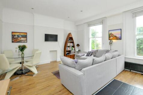 A beautifully presented one-bedroom apartment set within an attractive period conversion on the sought-after Canonbury Street, moments from the amenities, cafés and excellent transport links of Isling