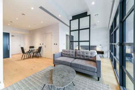 GREAT VIEW Super smart studio apartment positioned in Bridgewater House, part of the London City Island development, spread across c.424 sq ft with views of the River. The property comprises an open p