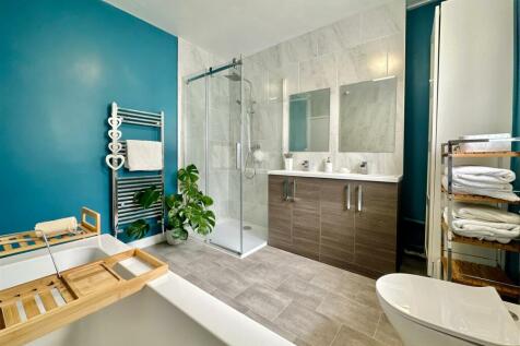 Bathroom Towards Shower.JPG