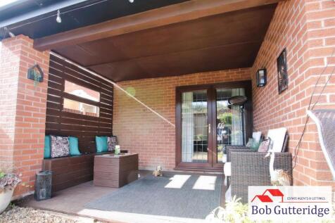 ENCLOSED REAR GARDEN