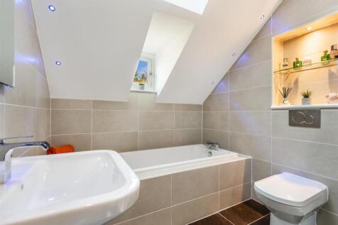 4 bed, 2 bath Detached in Glasgow - Photo 32