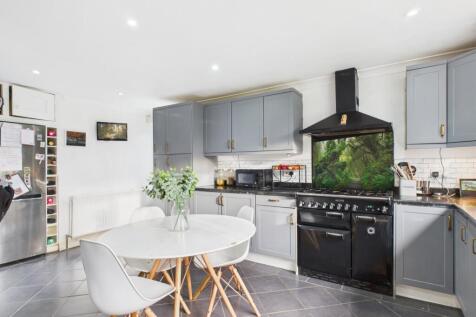 CAM02313G0-PR0102-STILL003