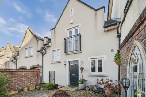 Presented by Nicoleta at EweMove Bexleyheath and D