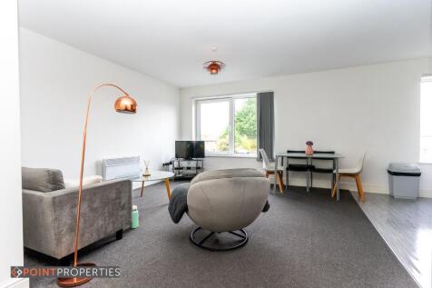 Quiet cul-de-sac location for this 2 bed first floor flat. Two equal-sized bedrooms, modern bathroom & open-plan living/kitchen. Gated rear car park included. Nearby shops & bus routes offer great con