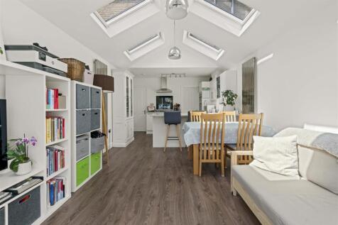 77 Castle Road TW7-10.jpg
