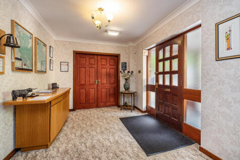8 bed, 8 bath Detached in Leeds - Photo 2
