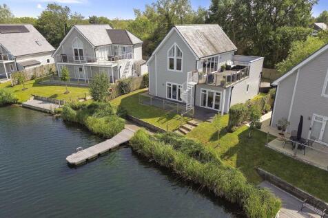 Lodge and pontoon - drone